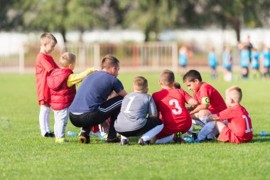 Çocuklar futbol bekleyen içinde dışarı-Koç ile