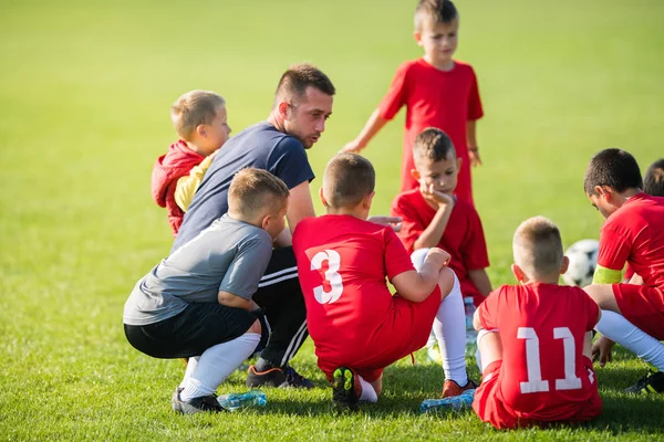 Παιδιά ποδόσφαιρο αναμονής σε έξω με τον προπονητή — Φωτογραφία Αρχείου