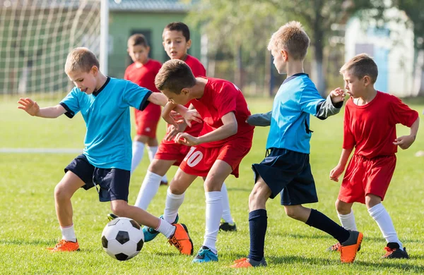 Chicos pateando pelota — Foto de Stock