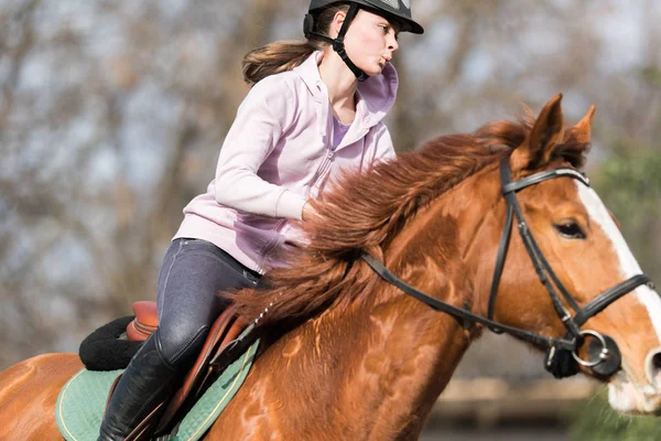 Chica joven montando un caballo — Foto de Stock