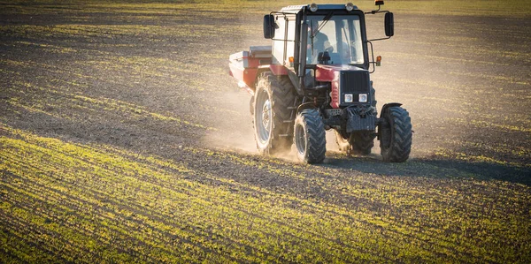 Tractor espalhando fertilizantes artificiais — Fotografia de Stock