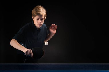 Genç adam tenis oyuncusu 