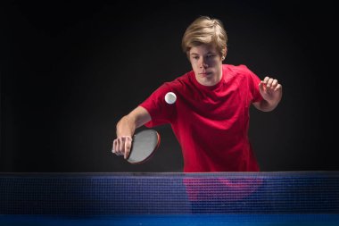 Genç adam tenis oyuncusu 