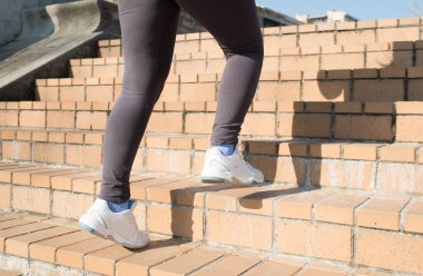Runner ayakları yukarı closeup spor ayakkabılar üzerinde çalışan