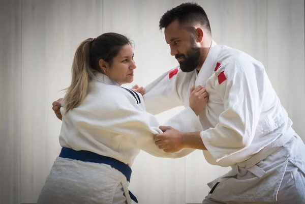 Luchadores de judo mujer y hombre en el pabellón deportivo — Foto de Stock