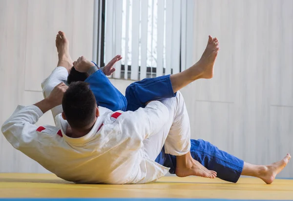 Judo träning i sporthallen — Stockfoto