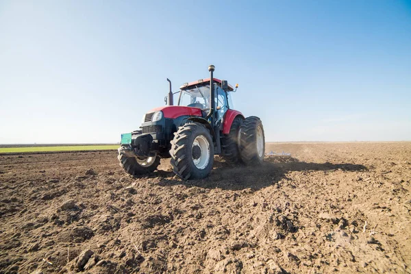 Traktor bereitet Land vor — Stockfoto