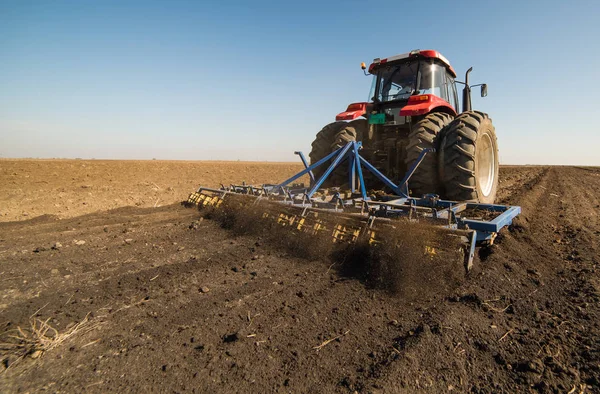 Traktor bereitet Land vor — Stockfoto