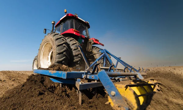 Traktor, příprava půdy — Stock fotografie