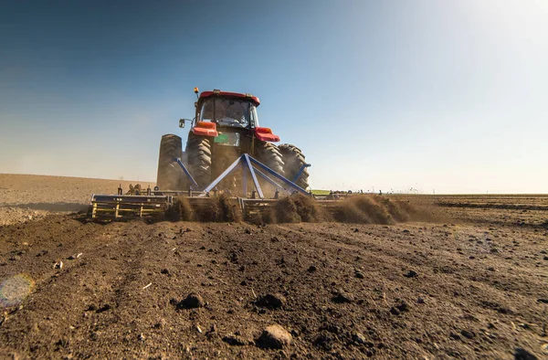 Tractor preparando tierra —  Fotos de Stock