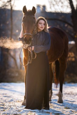 Genç güzel elegance kadın ile at poz 