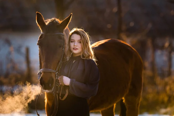 Νέοι όμορφη κομψότητα γυναίκα που ποζάρει με άλογο — Φωτογραφία Αρχείου