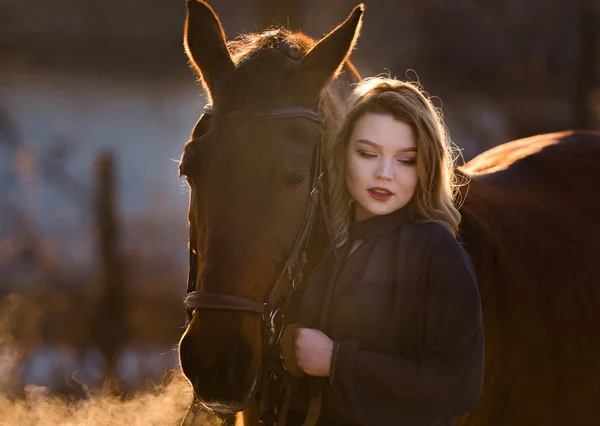 Junge schöne elegante Frau posiert mit Pferd — Stockfoto
