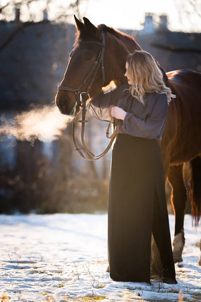 Νέοι όμορφη κομψότητα γυναίκα που ποζάρει με άλογο — Φωτογραφία Αρχείου