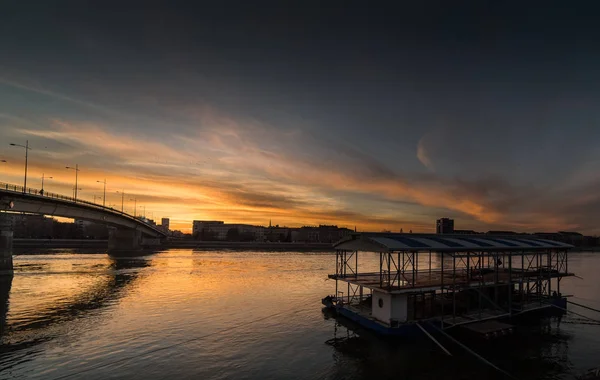 Şehir panorama binalar ve co üzerinde güzel sıcak gün batımı — Stok fotoğraf