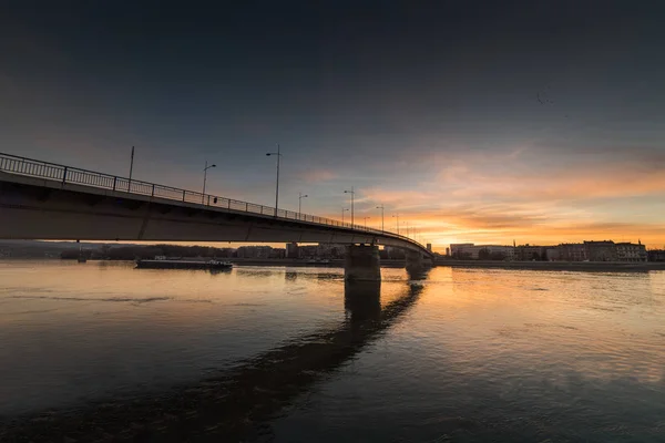 Теплый закат на городской панораме со зданиями и кофейнями — стоковое фото