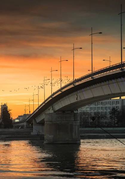 Piękny zachód słońca ciepły na panoramę miasta z budynków i co — Zdjęcie stockowe