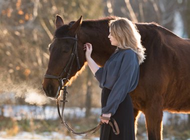 Genç güzel elegance kadın ile at poz 