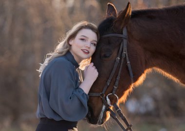 Genç güzel elegance kadın ile at poz 