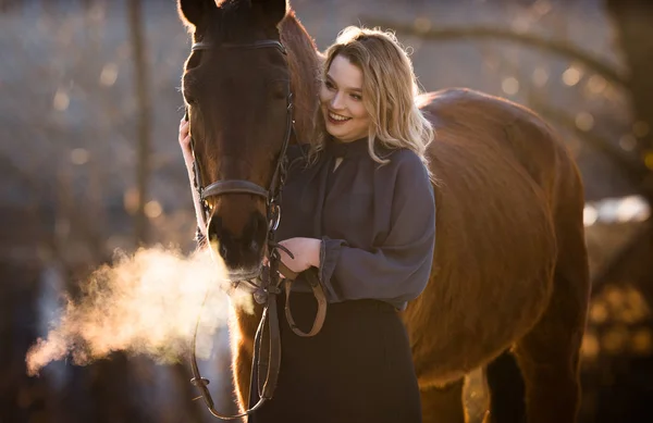 Joven hermosa elegancia mujer posando con caballo — Foto de Stock