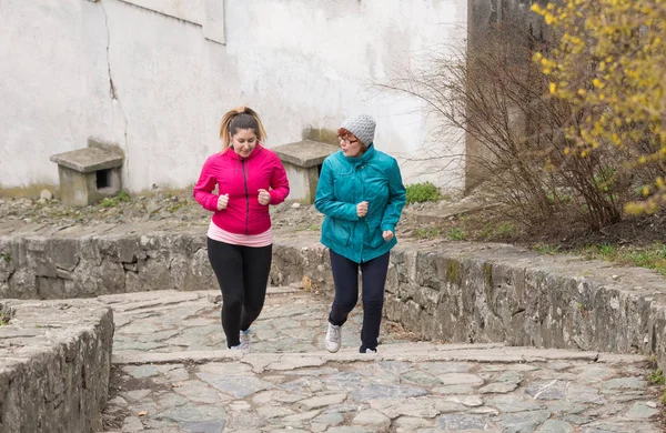 Matka a dcera nosí sportovní oblečení a běžela nahoru na c — Stock fotografie