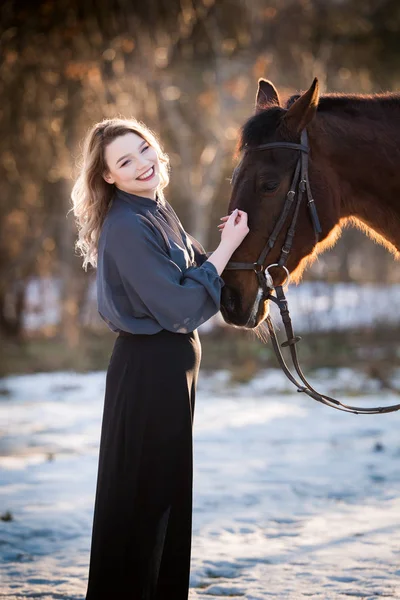 Joven hermosa elegancia mujer posando con caballo —  Fotos de Stock