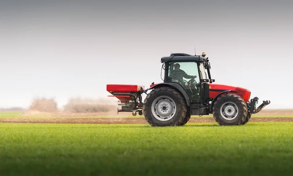 Traktor streut Kunstdünger aus — Stockfoto