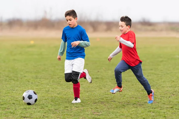 子供 - サッカー選手にサッカーのフィールドで一致 — ストック写真