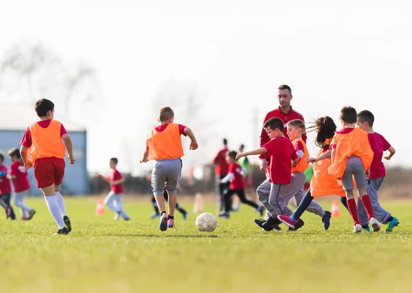 Fútbol de niños - partido de jugadores de niños en el campo de fútbol —  Fotos de Stock