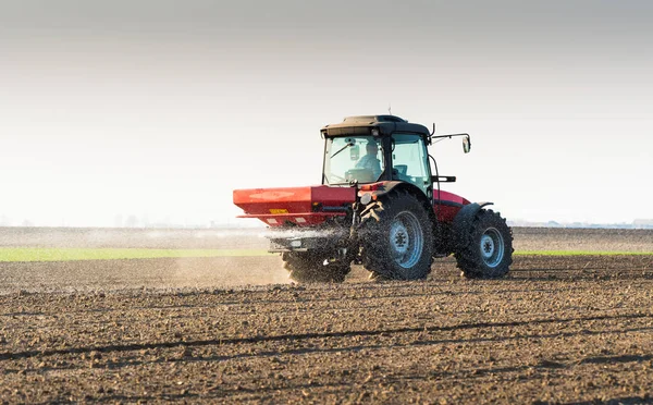 Tractor espalhando fertilizantes artificiais — Fotografia de Stock