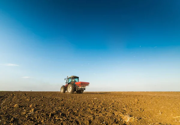 Трактор, распространяющий искусственные удобрения — стоковое фото