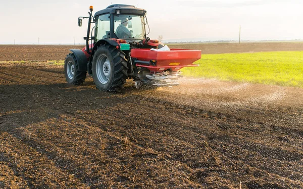 Tractor de propagación de fertilizantes artificiales —  Fotos de Stock