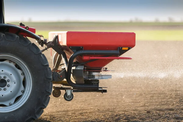 Tractor de propagación de fertilizantes artificiales — Foto de Stock