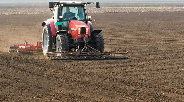 Tracteur préparant la terre pour semer — Photo