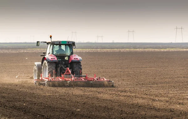 Tracteur préparant la terre pour semer — Photo