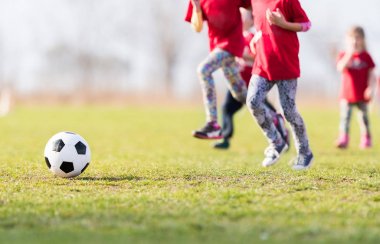 Çocuklar futbol futbol - futbol sahası üzerinde çocuk oyuncular maç 