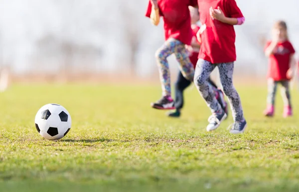 Gyerekek labdarúgás labdarúgó - gyermekek játékos mérkőzés futballpályán — Stock Fotó