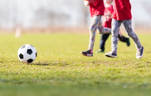 Gyerekek labdarúgás labdarúgó - gyermekek játékos mérkőzés futballpályán — Stock Fotó