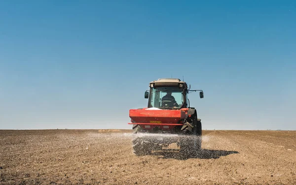 Tractor de propagación de fertilizantes artificiales — Foto de Stock