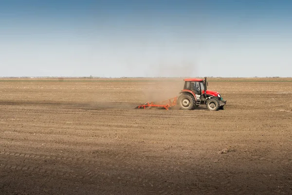 Tracteur préparant la terre — Photo