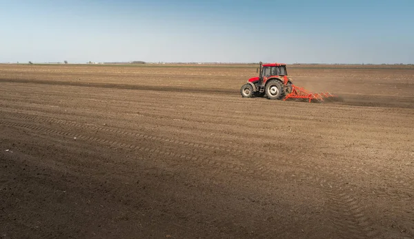 Traktor bereitet Land vor — Stockfoto