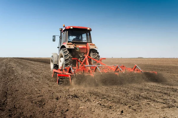 Tracteur préparant la terre — Photo