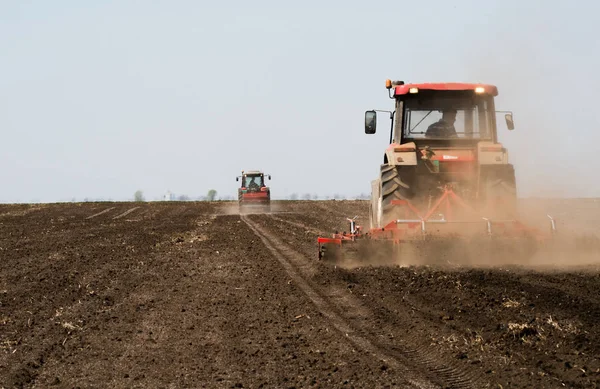 Traktor bereitet Land vor — Stockfoto