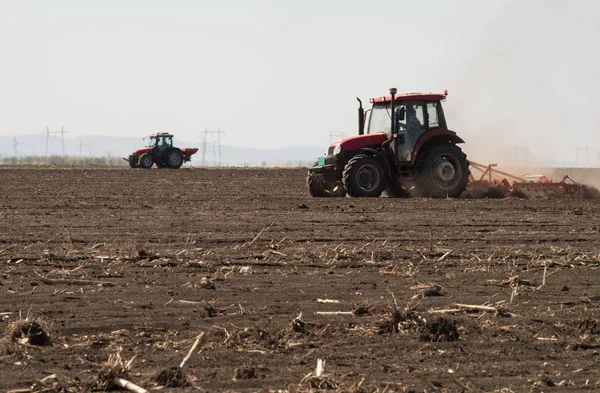 Tracteur préparant la terre — Photo