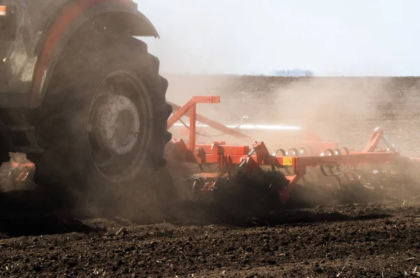 Traktor menyiapkan tanah — Stok Foto