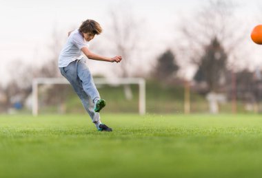 Çocuklar futbol futbol - futbol sahası üzerinde çocuk oyuncu 