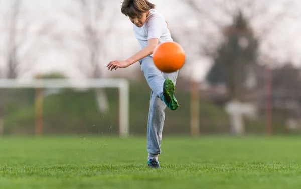 Futebol infantil - jogador de crianças no campo de futebol — Fotografia de Stock