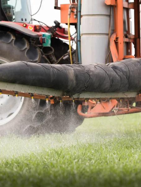 Traktor versprüht Pestizid auf Weizenfeld mit Sprüher — Stockfoto