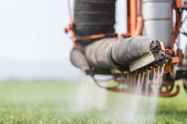 Tractor pulverización de pesticidas en campo de trigo con pulverizador —  Fotos de Stock