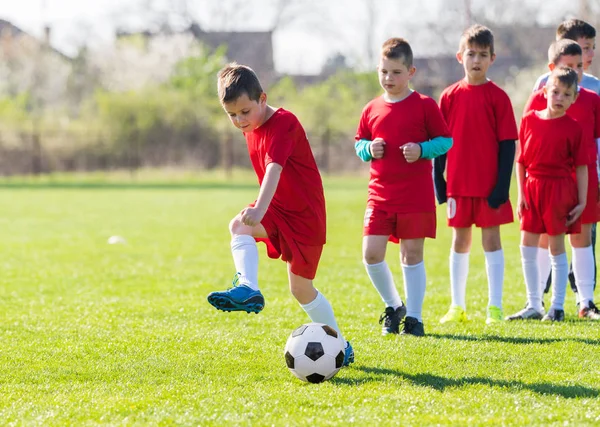 Dzieci piłka nożna - dzieci graczy wykonując przed meczem — Zdjęcie stockowe